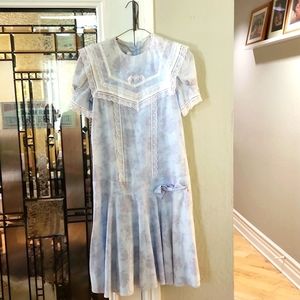 Girl's dress, Gunnesax, blue floral print with lace and ribbon trim